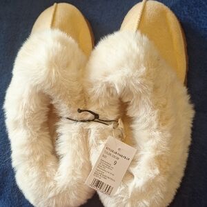Isotoner Women's Slippers in Cream and Tan